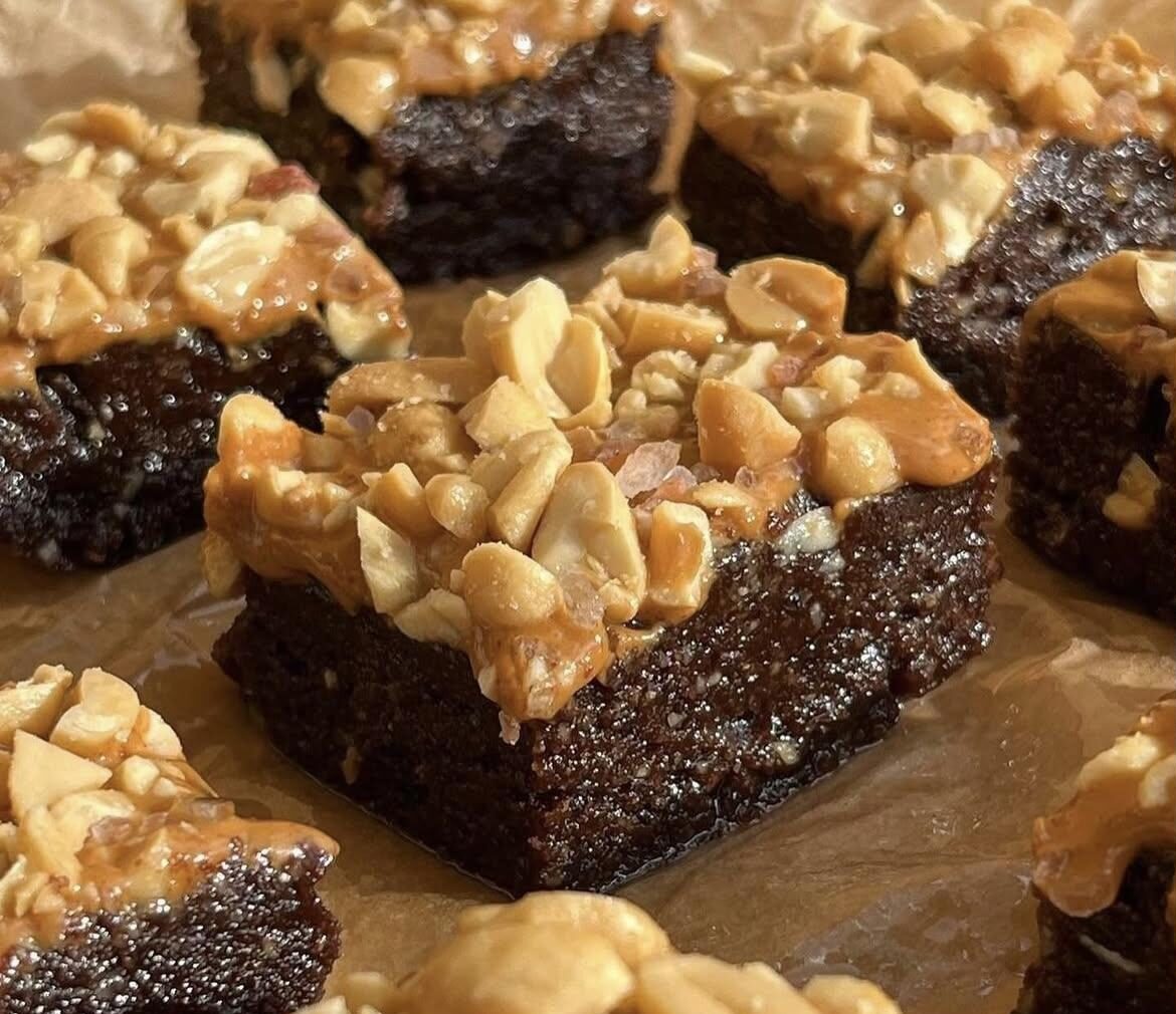 Snickers brownies utan ugn – Glutenfria, veganska och utan tillsatt socker
